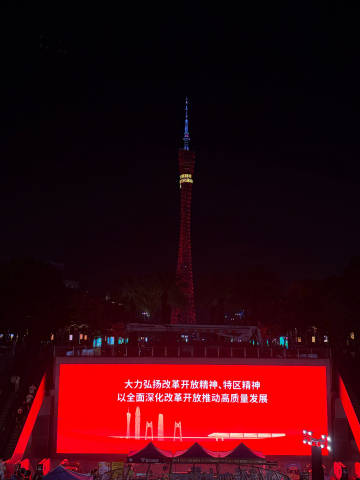 吃完饭散步过来刚好看到音乐喷泉
