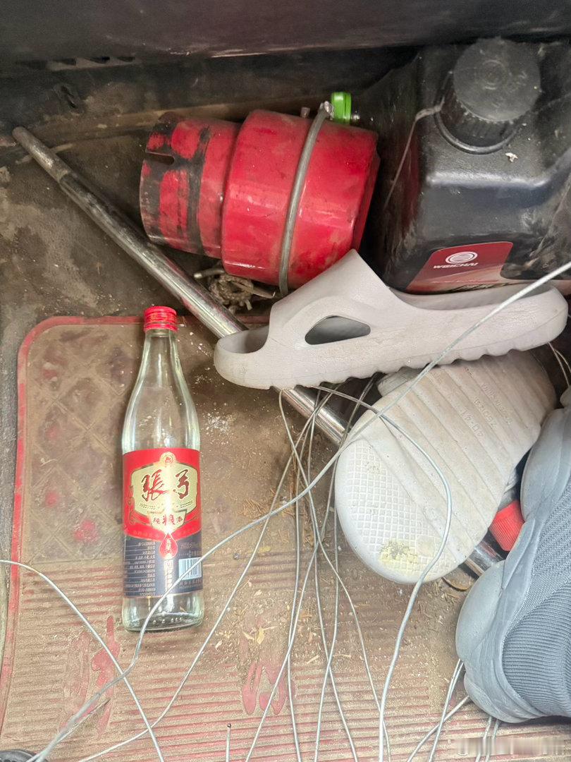 早上货车司机来拉货，看到副驾地上还有半瓶张弓辣酒，拉货师傅说是昨天晚上喝了剩下，今天这趟跑山东，他说晚上路上休息吃碗面，再把半瓶张弓喝了……
我们每一个人，都在书写着各自的故事！ ​