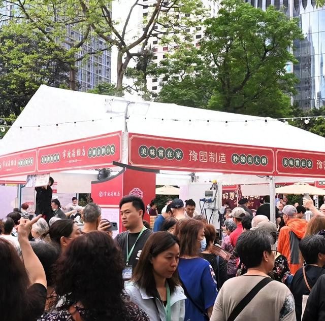 港铁车厢里，几个外籍男人光着膀子蹦跳，骚扰乘客，全程没人吭声。真够可以的。尖沙咀街头，两个内地游客蹲台阶刷手机，被主播怼脸拍，骂“素质低、丢香港人的脸”。
同一座城市，两种待遇。一个像回了家，一个像犯了罪。
这不对。
规矩？
外籍男子赤膊蹦跳，内地游客蹲在台阶歇脚，到底谁破坏秩序？
中环周末，外籍人