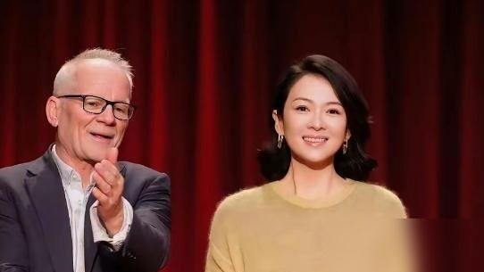 章子怡一身便装牛仔裤，连高跟鞋和珠宝都没配，本来只是作为受邀嘉宾去第18届卢米埃尔电影节走一遭。没想到直接捧回了影展设立以来的首个“荣誉成就大奖”，戛纳掌门人蒂耶里·福茂亲自把奖座递到她手里，台下坐着足足5000名观众。

内娱还在争红毯压轴、高定首穿，真正走出国门的大演员，早就把野心藏进了骨头里。