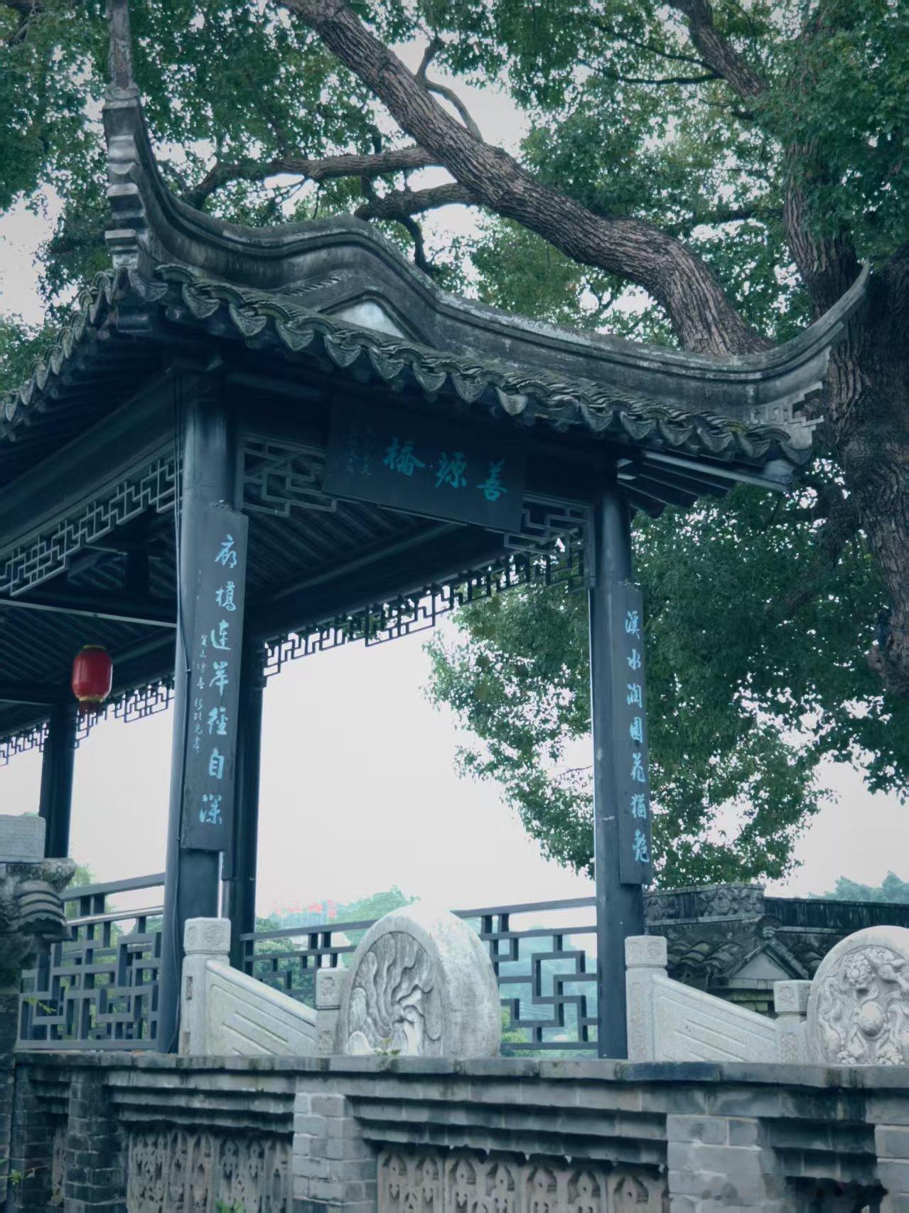 秋天的天气舒服，刚好开上我的深蓝SL03，从佛山出发自驾去中山詹园，全程70多公里，来一场轻松的短途秋游。
 
上主路之后，我就开启了IACC辅助驾驶。车子可以自动保持车道，还能跟车巡航，不用一直紧绷着双手紧盯路面，长时间开车的疲惫感直接减轻不少，一路开下来特别放松舒服。到达目的地，电耗只有1 ​
