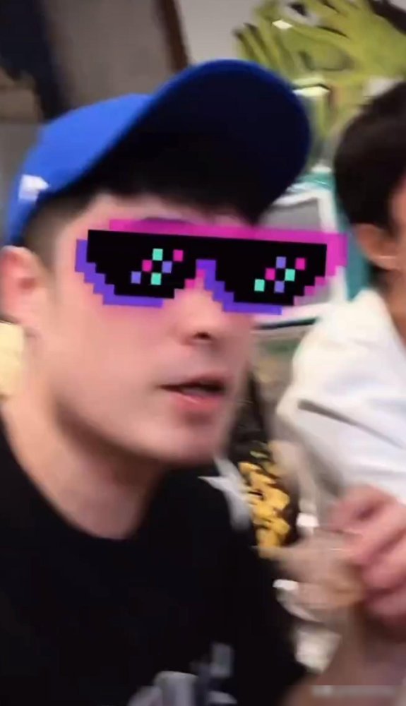 邓超喝到眼神发直，陈赫一把抢过手机，递给旁边戴毛线帽的鹿晗，说了句“别刷了”。
昨晚这仨人罕见合体直播，场面又乱又真。
陈赫正卖票呢，鹿晗素颜溜进来，坐邓超旁边。弹幕狂刷“老公”，鹿晗盯着屏幕来一句“谁是你老公”，全场笑崩。
邓超全程没怎么说话，脸发红，疑似晕碳。陈赫一边控场一边把手机塞给鹿晗