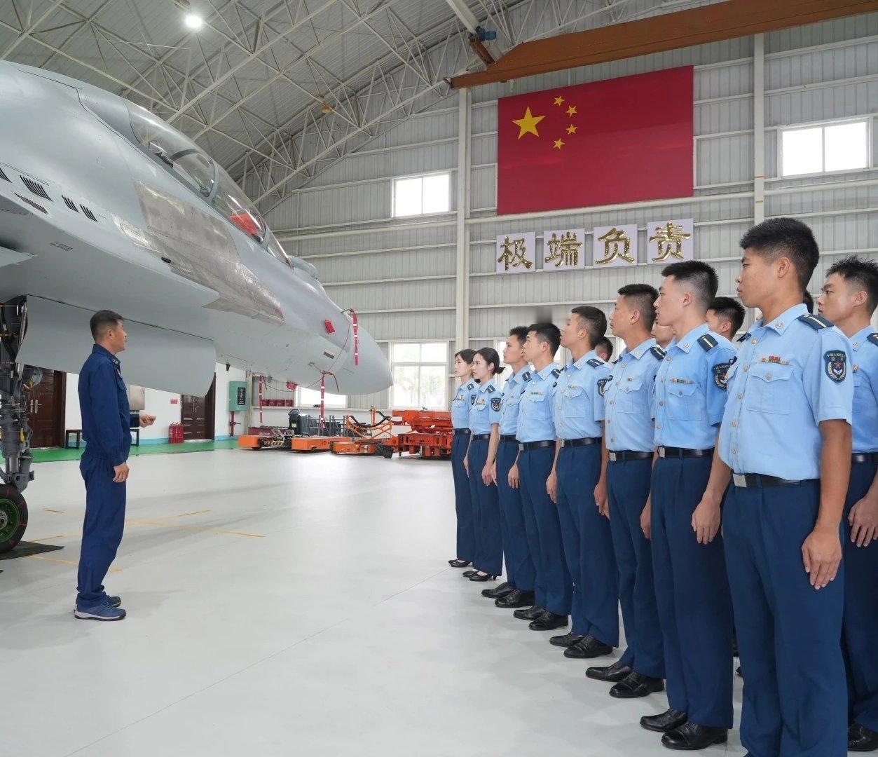 修理厂里的歼-16（南部空军）

#烽火问鼎计划##制胜空天# ​