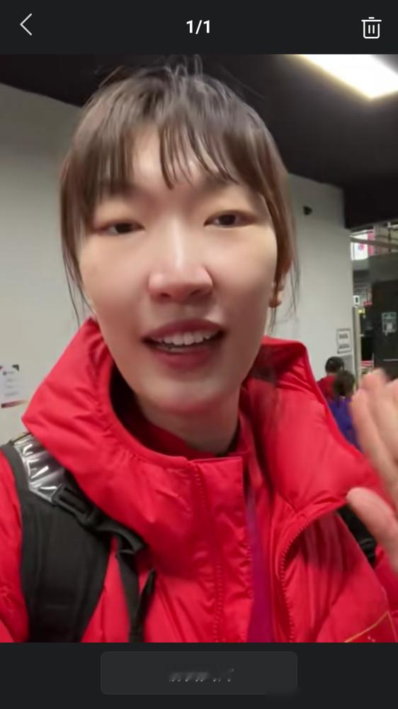 韩旭不回来打亚运会，国内骂声一片，但我看这事没那么简单。
她在世界杯场均18.8分10.8个板，三分命中率52%，一个人撑起中国女篮内线半壁江山。结果转头宣布回美国打WNBA季后赛，亚运会名单直接没她。
有人说她飘了，有人说她不爱国。可问题是，亚运会压根不在WNBA强制放行名单里，中国篮协自己都