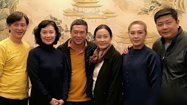 一张合照，炸出半个内娱的演技天花板。
宋佳站那儿，就不是明星，是张桂梅本人。10月9号刚拿飞天，白玉兰、金鹰早就揣兜里了。中国电视剧三大奖，她一个人“一串三”，头一份。
旁边罗云熙也不闲着，《魅影神捕》10月2号刚上，古装悬疑，他一人扛旗。
再瞅瞅央视《伟大的长征》，何政军演朱德，曹磊演周恩来