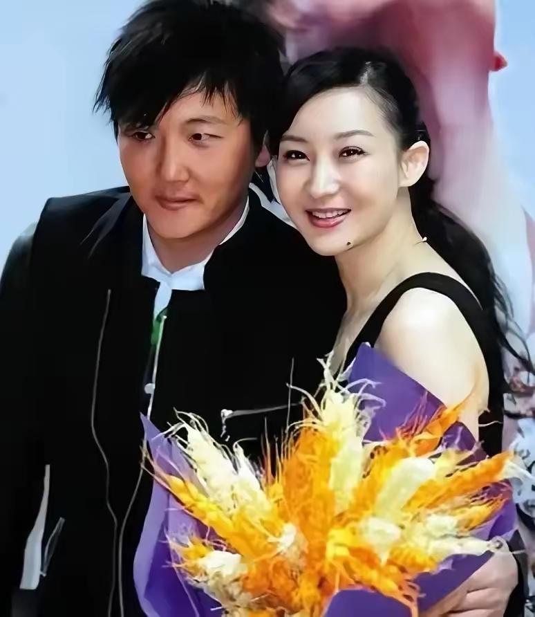 孙楠当年上门提离婚的细节被扒：买红妹一句反问，把他当年欠辛欣的债全戳穿了
1999年刚在乐坛站稳脚跟的孙楠，转身抛下了和自己同居整整十年的女友辛欣，把相识不久便神交已久的买红妹娶回了家。没人能想到，十年之后，同样的剧情会原封不动地落到买红妹自己身上。
那天买红妹刚给二胎喂完奶，靠在床头看着孩子熟睡，