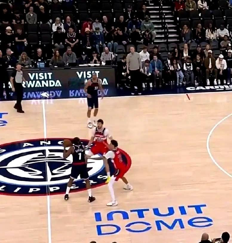 命中率创45年季后赛新低，猛龙居然赢了。    骑士队又是在第四节最后...