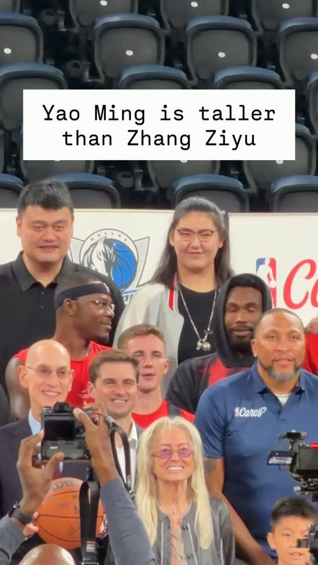 【两大巨人！#2米26姚明和2米23张子宇同框合影#】#姚明和张子宇同框合影#
直播吧10月8日讯 2026NBA中国赛明晚将正式拉开大幕，对阵双方是火箭和独行侠。
今天，在NBA中国赛的活动中，姚明和张子宇同框合影。
姚明的身高是2米26，张子宇的身高为2米23。 ​