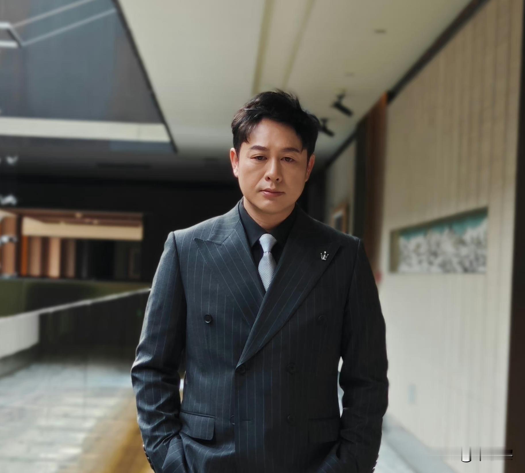 马伊琍问张颂文:“你想当导演吗？”张颂文害羞地摇头:“不想。”

马伊琍好奇:“为什么呢？据我的观察，所有的男演员最终梦想都是想成为导演。”

张颂文说:“两个原因，第一个是还有很多喜欢我的观众，所以我想继续拍戏给他们看。

第二个是一个合格的优秀导演，在我看来实在太难太苦了。

他还需要掩藏自己的