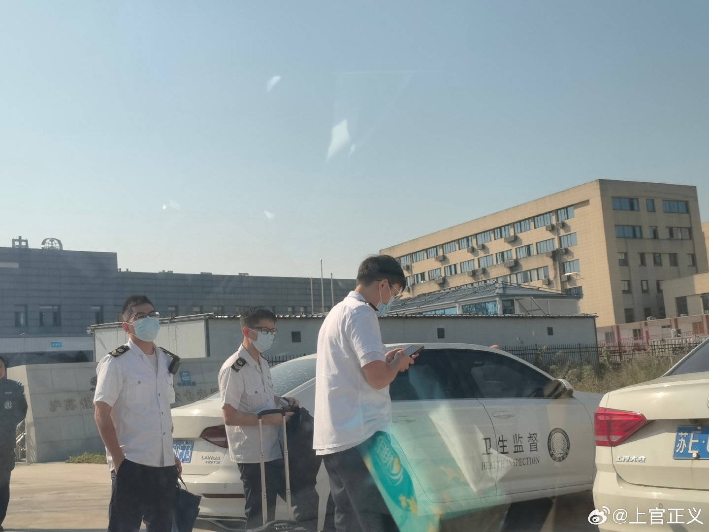 #卧底华东最大代孕机构地下手术室# 我7:22分报警，蜀黍们说同步给了卫健委，时隔1个小时40分，当地卫生监督的同志终于到来了。 ​
