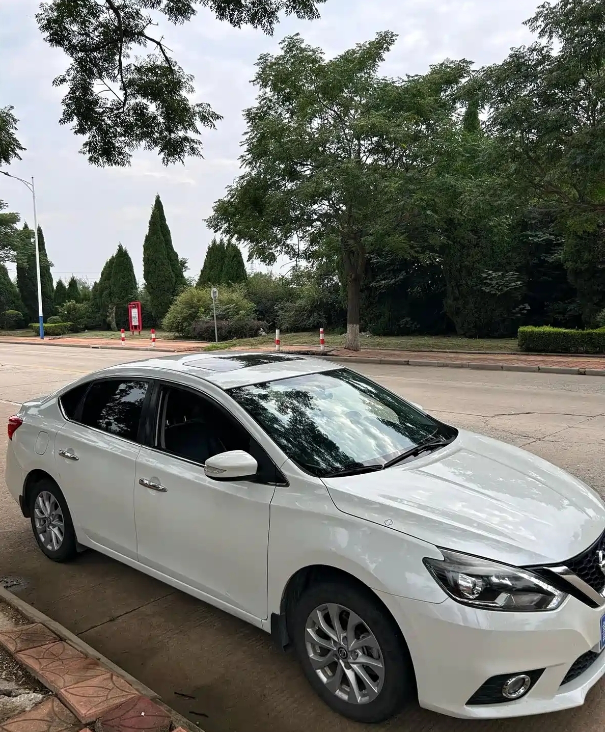 普通人的自驾神车！开了多年轩逸，终于懂了什么叫省心无顾虑。
我本身特别热爱自驾游，偏爱周末抽空逃离城市喧嚣，去近郊散心放松。但对于我们普通上班族而言，日常通勤、短途自驾，实用性、经济性永远是第一位，花里胡哨的配置真的不如省油好开来得实在。
 
而陪伴我许久的日产轩逸，就是妥妥的家用代步、短途自驾天花