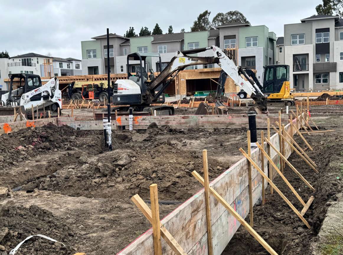 【纽森签署住房新法 加州力推平价房建设提速】面对持续高企的房价和住房短...