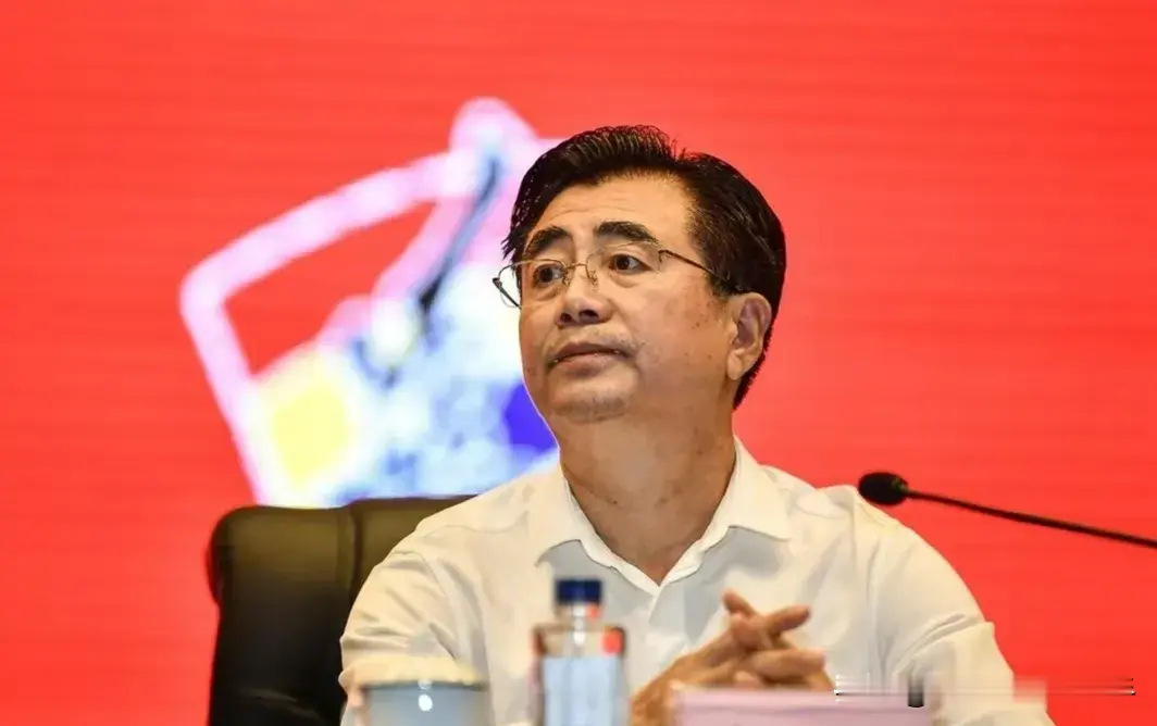 中国足协彻底尴尬！国足0-3新西兰，宁愿惨败强敌，绝不虐菜自欺欺人
 
比分难看、场面被动，却让中国足协彻底清醒！这场惨败撕开残酷真相：我们正在一步步远离世界高水平足球。
 
整场比赛节奏、对抗、传控全方位落后，差距肉眼可见。但比起输赢，更值得点赞的是：国足终于不再躲在舒适区虐菜刷数据！
 
过去长