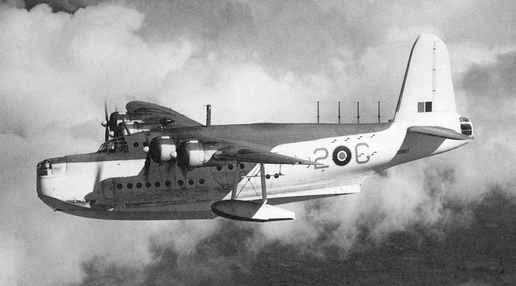 航空创作计划航空历史上的今天每天认识一件兵器 1937年10月16日，英国肖特的桑德兰飞行艇首飞。英国航空部在1933年11月发布了R.2/33技术规范，要求研发一款用于远洋侦察的四发远程多用途飞行艇，用来替代空军当时服役的老旧双翼飞艇。军方要求新飞行艇必须能够跨越广阔的大西洋执行超长时间的防空巡逻与反潜护航任务。它需要13至14小时的续航力，能携带超过2000磅（后期升级至近5000磅）的深水炸弹、航空鱼雷和水雷等重型攻击武器，并有全方位自卫火网。肖特兄弟公司在1934年向航空部提交了S.25方案，并随后获得了原型机制造合同。肖特的竞争对手就是前几天介绍过的萨罗A.33。肖特S.25是借鉴之前成功的肖特S.23“帝国”邮政/客运飞行艇，进行军事化改造后的成果。它采用高单翼、四发动机配置以及全金属应力蒙皮结构。它拥有极深的双阶式船体腹部，不仅提高了水面起降的抗浪性，更创造了极其宽敞的双层内部空间。得益于其庞大的机体，该机内部宛如一艘飞行军舰，除驾驶舱和武器舱外，还奢华地配备了全功能...