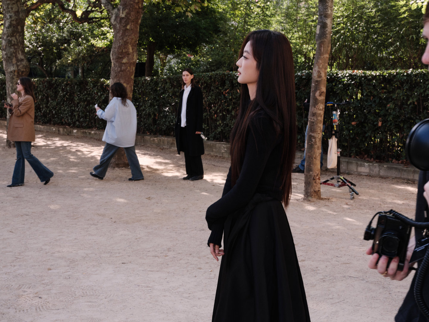 #孙千[超话]# 💛#孙千CELINE品牌大使#

幕后帧率，特别影调。
捕捉大秀中属于的「在场」时刻。


#Celine2027夏季时装秀# ​