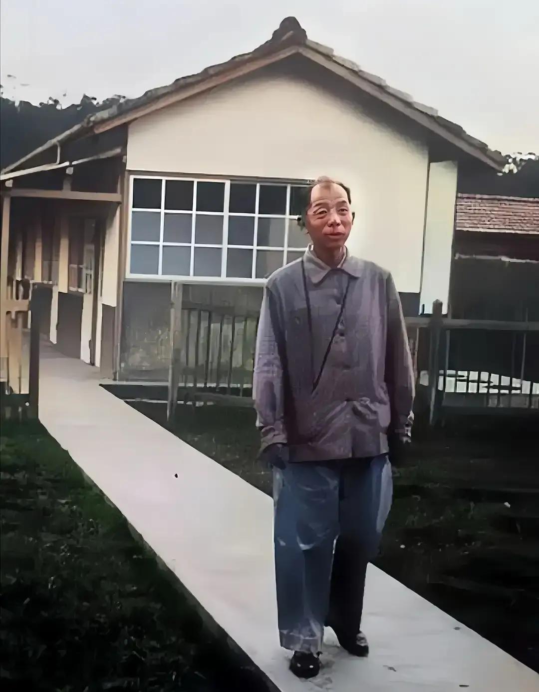 下图是张学良1946年的一张抓拍照，当时他刚被囚禁到台湾新竹县竹东镇的井上温泉。照片是真实的，但是有被刻意丑化式修复过，真实的张学良没有这样老、丑，但平心而论，这张照片里张学良的状态其实挺符合他当时的境遇的，他在刚到台湾时，受尽了看守他的少将专员刘乙光一家的欺凌。
 
饭桌边，刘乙光的二小子又把汤洒