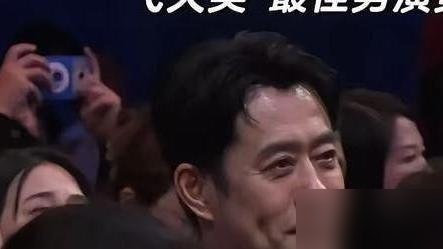 四分钟脱稿，王仁君把全场干沉默了。
飞天奖现场，他凭《浴血荣光》里的青年毛泽东拿下优秀男演员。没带手卡，没看提词器，字正腔圆讲了近四分钟。台下刘钧、张佳宁眼眶都红了。
这已经是王仁君第五次演毛泽东。从《古田军号》到《问苍茫》，一个非特型演员，硬是靠细节抠出了信任。
更绝的是《知否》剧组集体炸出