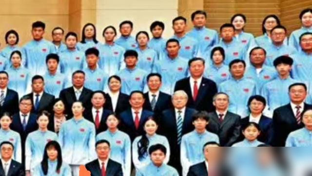 亚运会表彰大会，王梦洁直接坐到了前排，吴梦洁、张籽萱全在后头。这就是信号，老将压阵，新人不光看状态，更看资历。
想想也是，一个月前亚锦赛决赛2:3输泰国，差点把直通洛杉矶的路走死。转头亚运会3:0横扫日本，硬是把三连冠和队史第十金捞了回来。
张籽萱回归主力，吴梦洁状态回暖，可到了排座次的时候，自