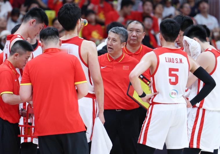 中国男篮13日在顺德德胜体育中心体育馆进行的热身赛中以83:78战胜乌...