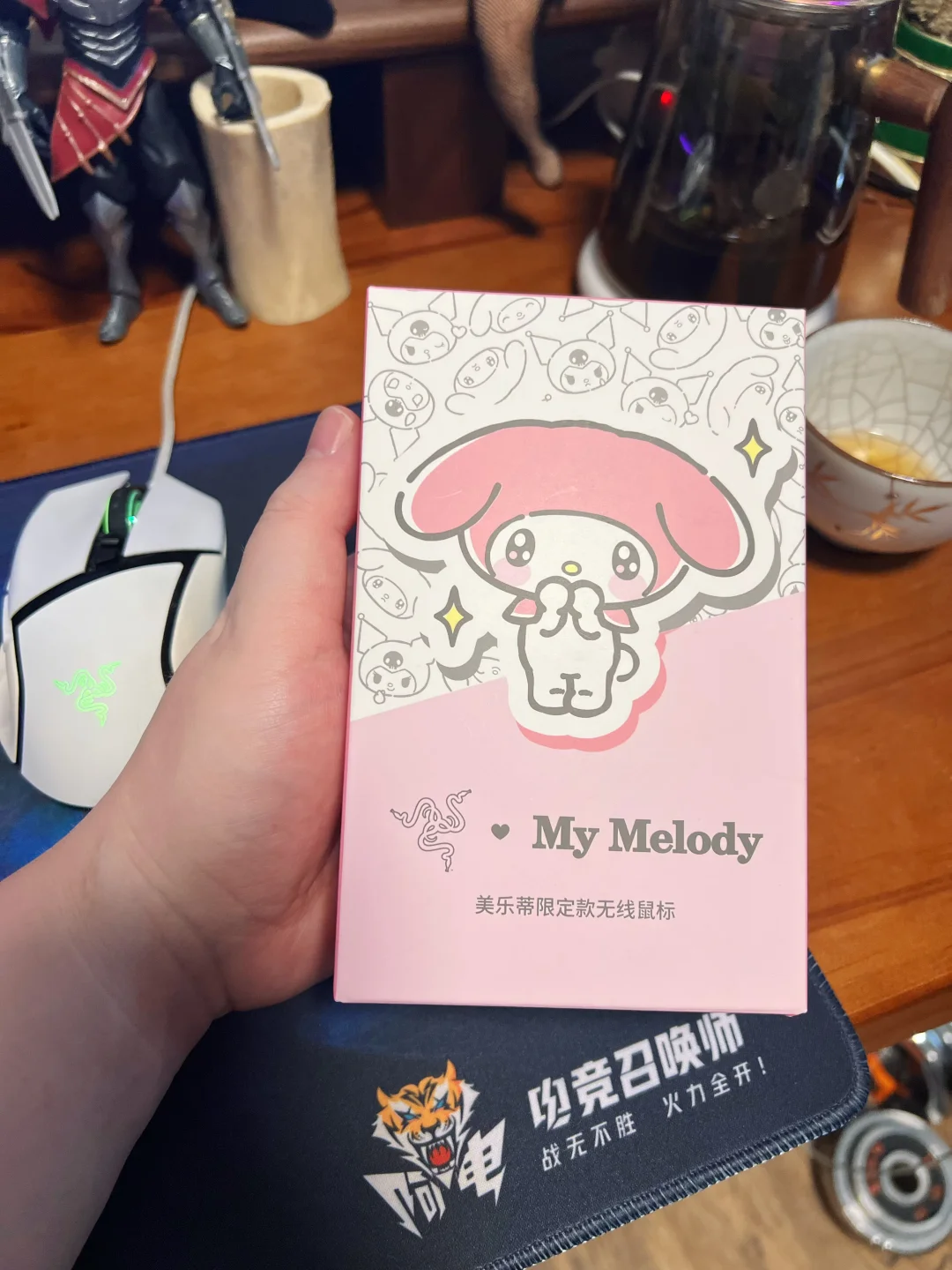 雷蛇X美乐蒂联名款无线鼠标，讲真知识面还是窄了，头一次听说美乐蒂这个IP，太粉了