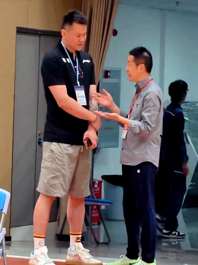 之前总觉得广东宏远离不开朱芳雨，可看到俱乐部一口气甩出的招聘公告，才明白这背后的水有多深
 

网上都在传为了凑齐CBA准入条件，广东可能要请朱芳雨回来救火当总经理
 

但你细看他们招的啥：总经理、全球篮球生态总监、首席球探。
 

这根本不是找人顶缺，而是要把过去高度集中的管理权给彻底拆分了