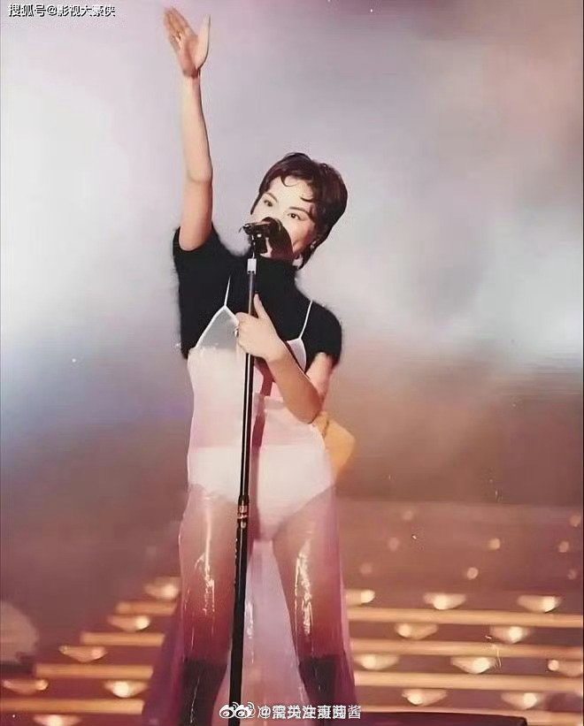 王菲真的太敢了！1994年，王菲穿着透明裙子在十大中文金曲奖演唱 ​