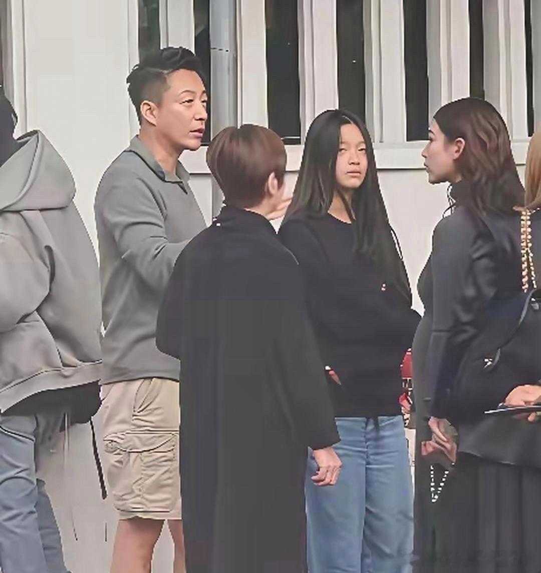大S女儿小玥儿的11岁，名牌堆不出一个笑脸。

保姆小杨阿姨照顾了她16年，悄悄说，孩子过去被说驼背眼神闪。

来到后妈马筱梅身边，变化是肉眼可见的。

马筱梅挺着大肚子，驮她去王府井挑新衣，陪她去验光配眼镜。弟弟不爱吃苹果，姐姐讨厌葡萄，饭都分开做。现在的小玥儿，一天一套新衣，骑单车，玩 ​