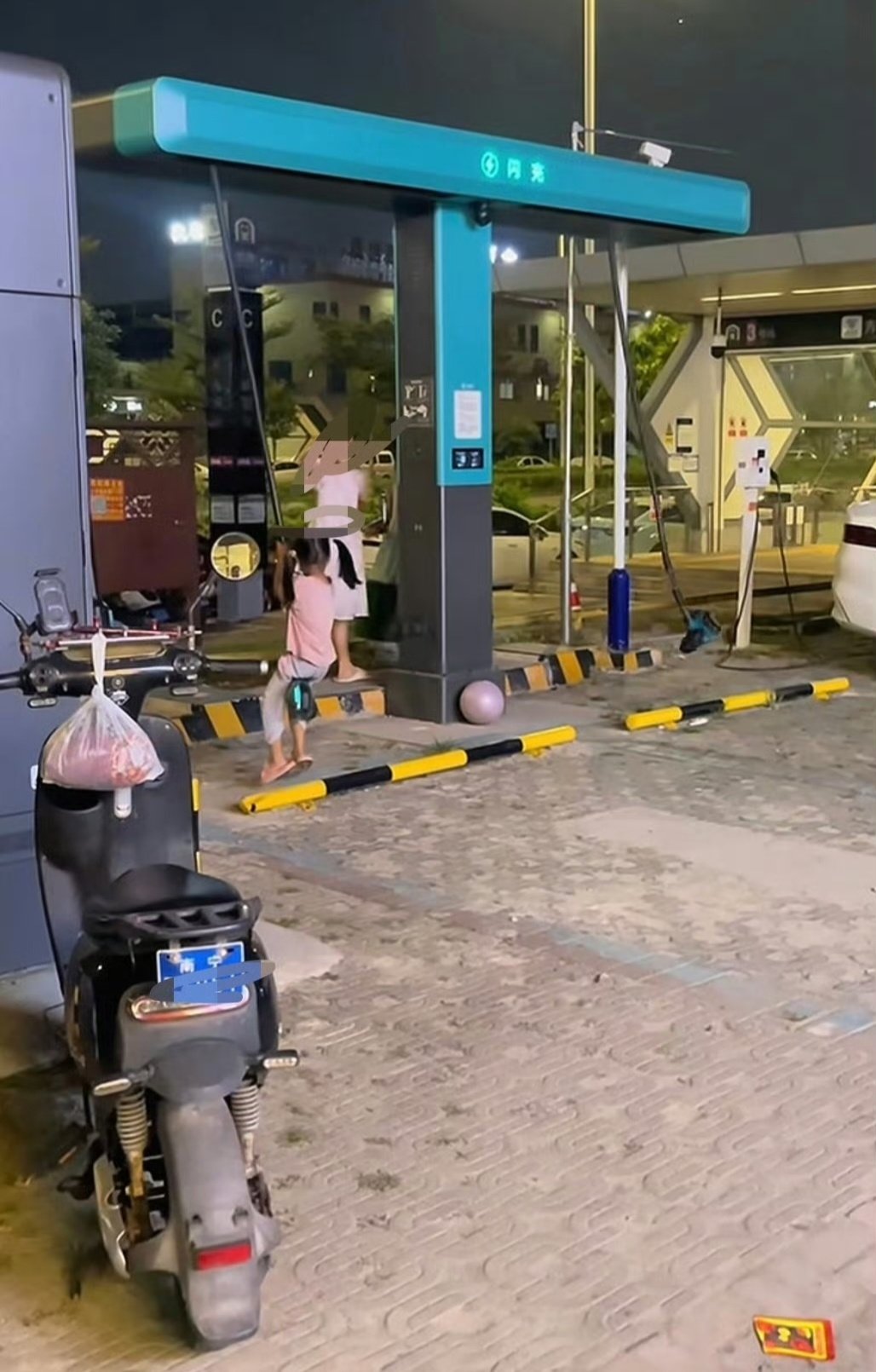 #多名小孩用闪充充电线荡秋千#先别说有没有素质的问题了，这特么不担心漏电触电啊？孩子是亲生的吗？太惊悚了。孩子无知，大人也是智障，不配为人父母。 ​