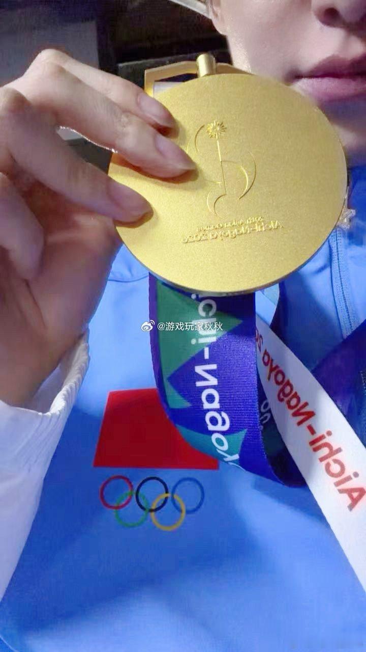 再次站上最高领奖台，依然热血澎湃！ 恭喜一诺把金牌化作新起点，带着荣誉继续往前走。少年锐气不减，期待下一个冠军！ #一诺亚运再夺金牌发文称是新起点# ​