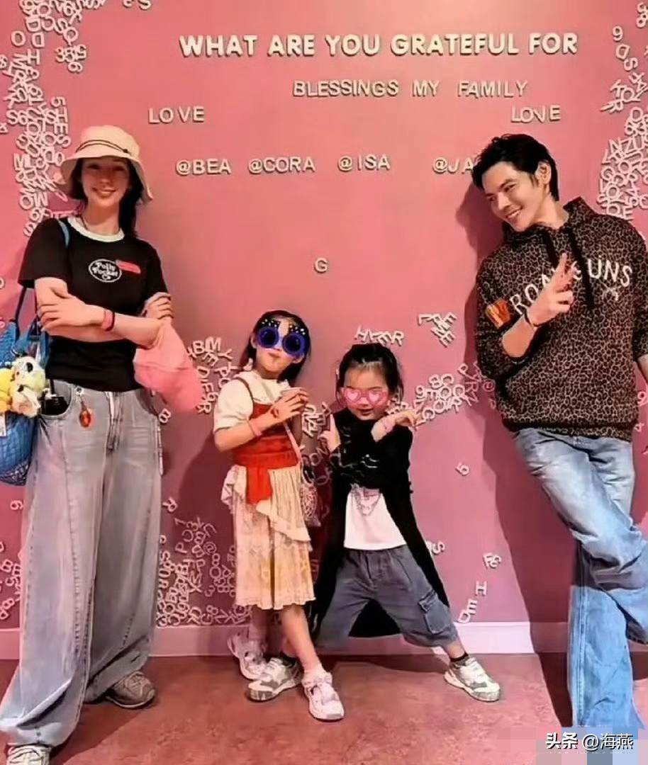 向佐终于发全家照了，两个小孩长得真快