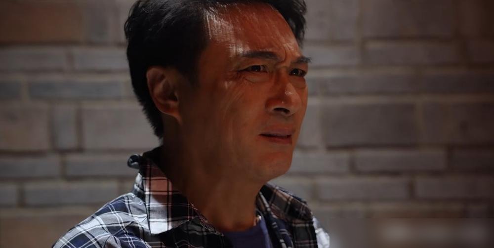 64岁的吴镇宇，在成都把几家网红店给“骂”上了热搜。
水煮鱼，肉质差。蹄花汤，腥。他筷子一放，转头钻进路边苍蝇馆子，吃得满脸油光，还拉着老板合影。有人跳脚说他耍大牌，可你去翻翻他的日常，太阳下山就不进食，每天雷打不动上秤，这种对自己下狠手的人，舌头怎么可能不刁？
他在电影展上更直接。聊到金像奖，