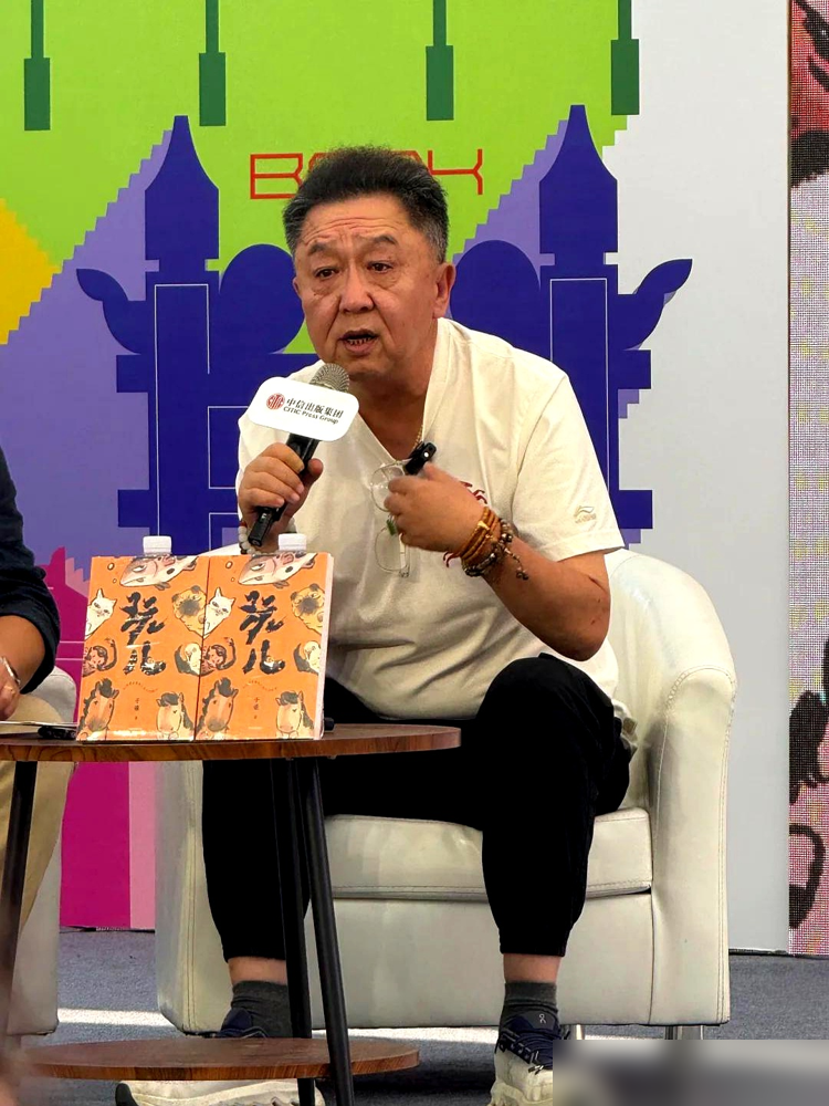 于谦新片扑到豆瓣5.0，票房2400万，连水花都没溅起来。警察演得越认真，观众越想笑，这不怪他。
怪编剧。七个编剧署名，监制是写过《风声》的张家鲁，梁家辉搭戏。结果破案靠巧合，反派像傻帽，喜剧硬贴罪案，一锅乱炖。
同样的于谦，2019年《老师·好》猫眼9.4，票房3.5亿。为啥？剧本磨透了，怀旧