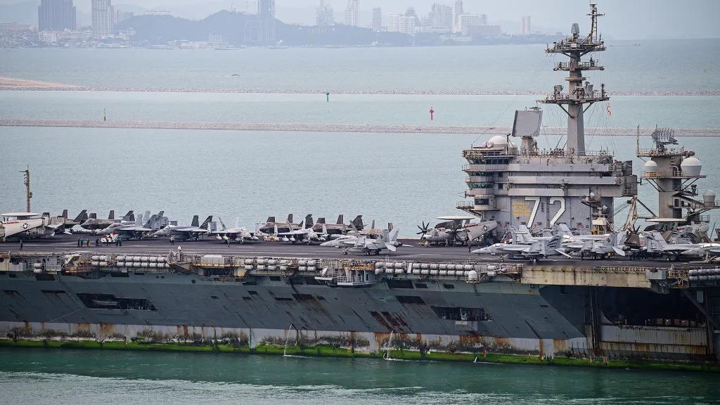 #烽火问鼎计划##每天认识一件兵器# 美国海军超级航母亚伯拉罕·林肯号在海上连续执行任务286天后于9月2日抵达泰国林查班港，舰体状况暴露出长时间高强度部署带来的严重损耗。船体两侧布满大片深色流水锈，水线处附着鲜绿色藻类，飞行甲板边缘和舷台周围也有明显磨损。该舰自2025年11月离开圣迭戈港后， ​
