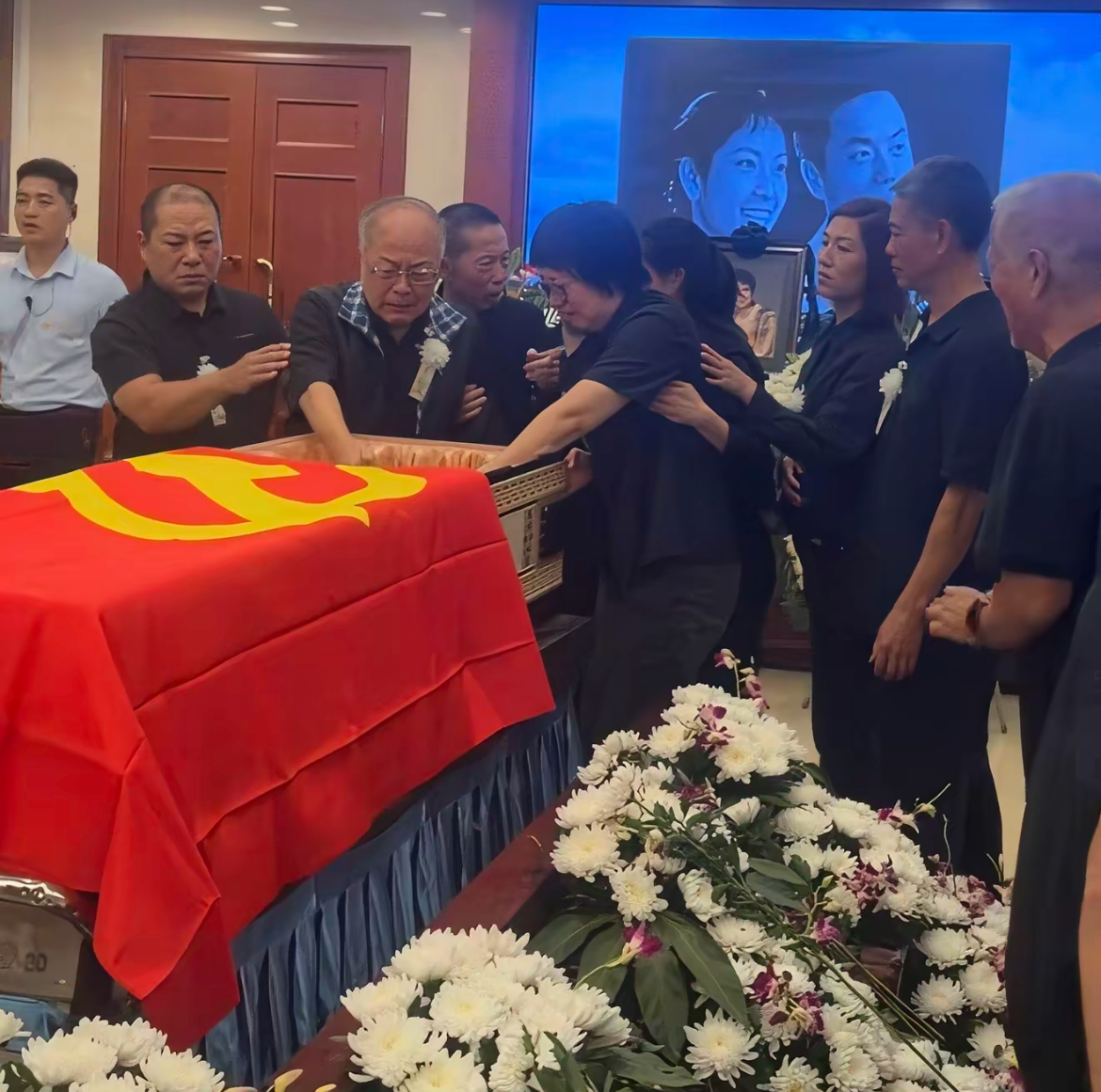 泪目了！曝耿其昌和女儿八妹在李维康追悼会上的一幕
棺木上覆盖党旗，刻意垫高棺木原