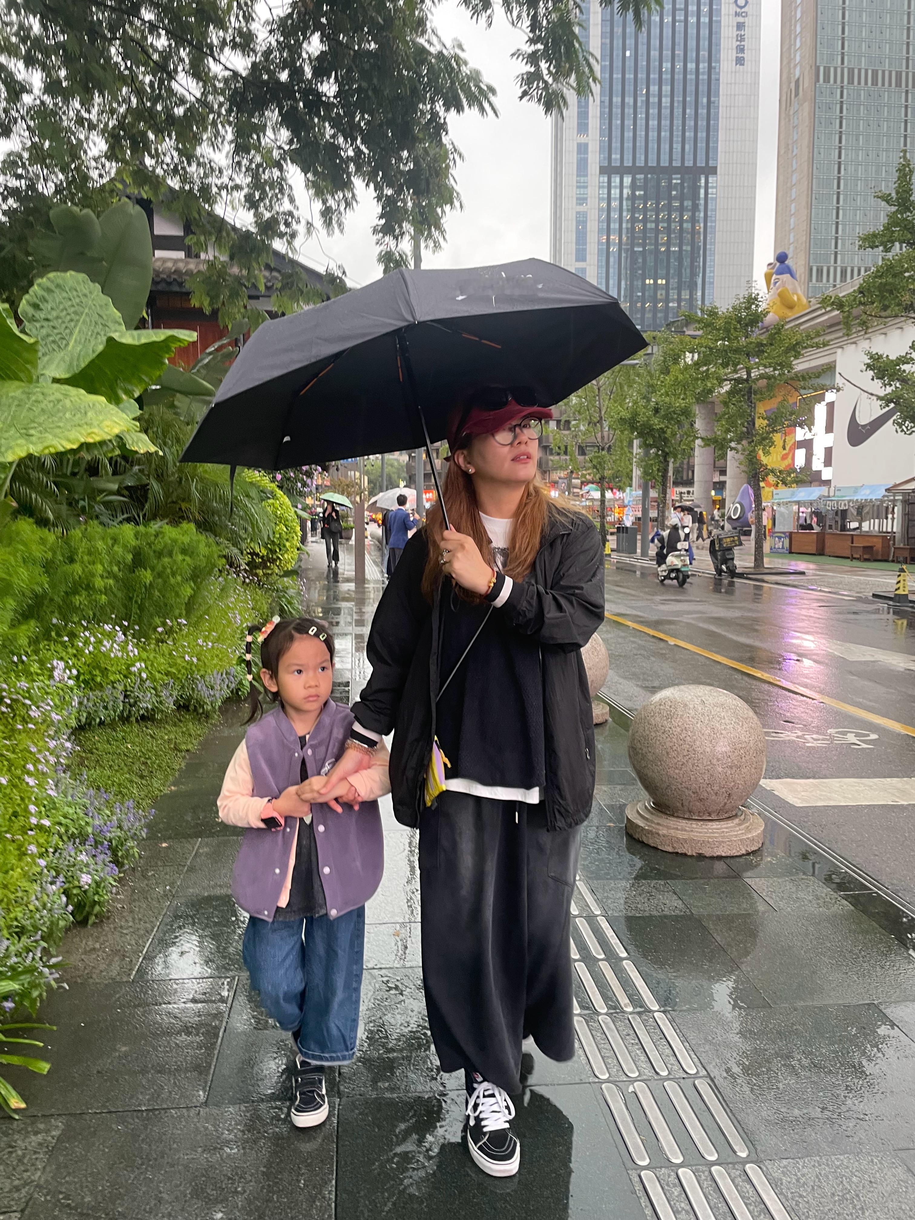 错锋出行，但成都人还是蛮多，这次主打一个悠闲游不赶路。
走过了市区热门景点宽窄巷子，春𤋮路，锦里，玉林路，小酒馆，去人民公园感受了两顿成都人慢节奏生活茶文化，看过变脸，邂逅了可爱的大熊猫(小屁孩好喜欢)，也认识了小熊猫原来不是熊猫小的时候。
最震慑莫过于三星堆，沉睡了几千年，初识三 ​