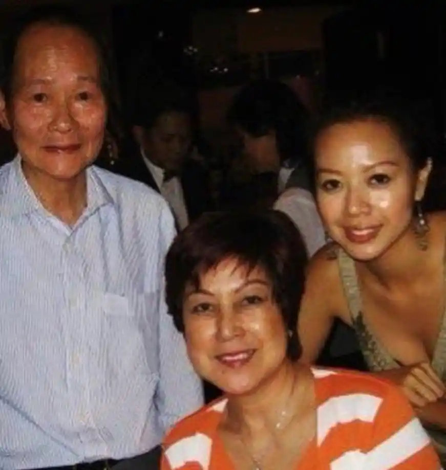 49岁钟丽淇被曝ICU抢救！‍混血丈夫受访言语犹豫，闺蜜梁靖琪守在医院，聚会照早已显露端倪 ​