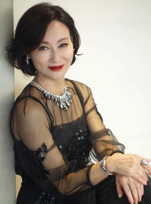 惠英红晒合影为田曦薇庆生，娱乐圈最动人的前辈温柔
 
近日，老牌影后惠英红暖心发文，晒出与田曦薇的亲密合影为其庆生，温柔又真挚的祝福瞬间刷屏全网，让观众感受到娱乐圈难得的纯粹师徒情谊与前辈格局。
 
两人因合作新剧《青风吹又生》结缘，拍戏相处期间结下深厚缘分。已经66岁的惠英红，亲切称呼田曦薇为“小