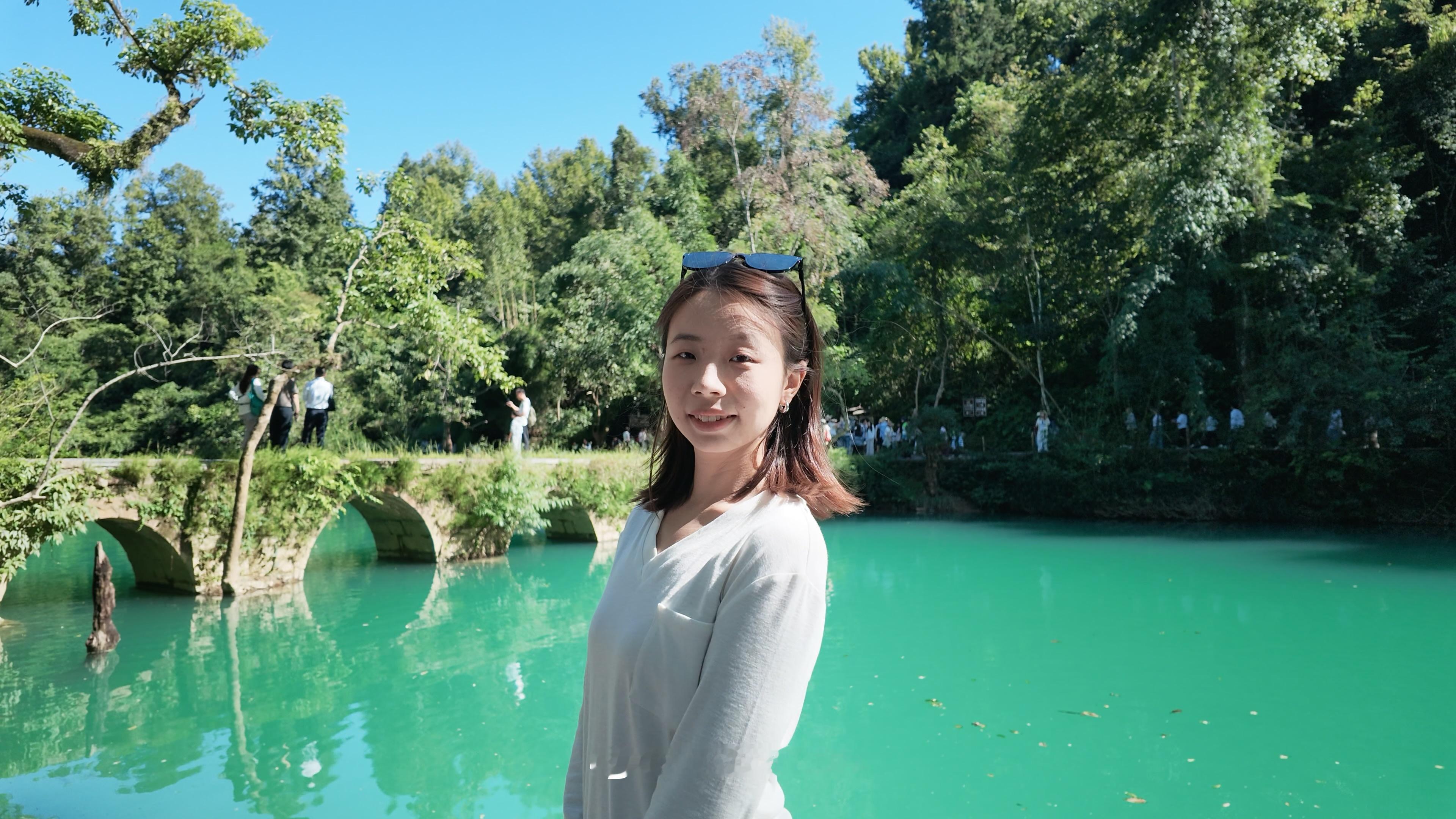 前一天看地图发现小七孔离我们这么近 果断冲 天气加持更美了 不像话

：我划船❌划水✅
：大疆真是旅游好物 不然到了第一个景点拍照你就开始摆脸色了
以上都说对了 ​