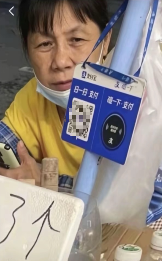 梅姨这事，
越看越真。
前两天媒体第一次亮出她2010年的登记照，那个在白云闹市摆摊卖芒果的瘦小阿婆，原来就是潜逃多年的人贩子。

她真名谢家梅，广西人，六十多岁，是张维平拐卖案里牵线的关键人，经手转卖过多名被拐男童。去年底在广州白云落网，最近已被提起公诉，落网前她用假名租房，白天捡废品，傍晚上街卖