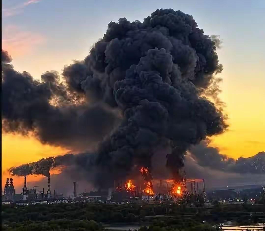 莫斯科郊外的黄昏？
俄乌冲突开始前及初期，谁能想到会有那么一天，乌克兰的无人机会大摇大摆地飞到莫斯科郊外上空，莫斯科竟然也会成为了前线！
对大国而言，战争若不能速战速决，就会陷入持久战的泥潭，其损失是巨大的，毕竟大国身段在那，消耗在那，拖下去的代价往往比小国更大，后果也更严重！
历史的教训历历在目，