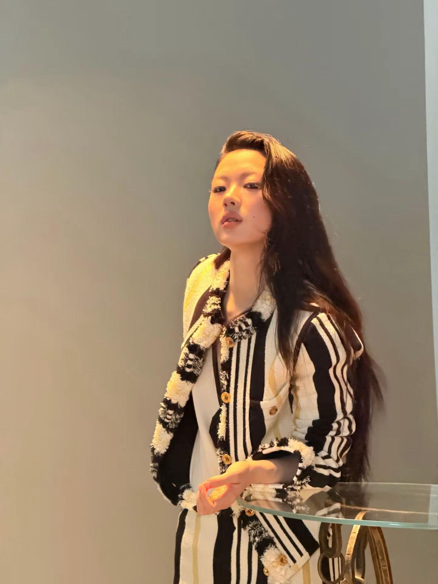 拍摄间隙随手抓拍的🥚 单依纯 幕后花絮 镜头下的时尚美学 今日份高智感look