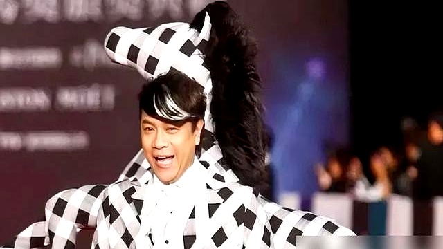 金马奖颁奖台上，蔡康永当着两岸大咖的面呛黄渤“这是我家，不是你家”，全场瞬间安静，都等着看这个大陆演员怎么出丑
 

黄渤愣了一秒，咧嘴一笑：“我只见过人骑马，没见过马骑人”，一句话逗得刘德华在台下疯狂拍大腿
 

事后全网都在吹他情商天花板，甚至拿放大镜分析他怎么一语三关，把蔡康永的衣服和八卦全讽