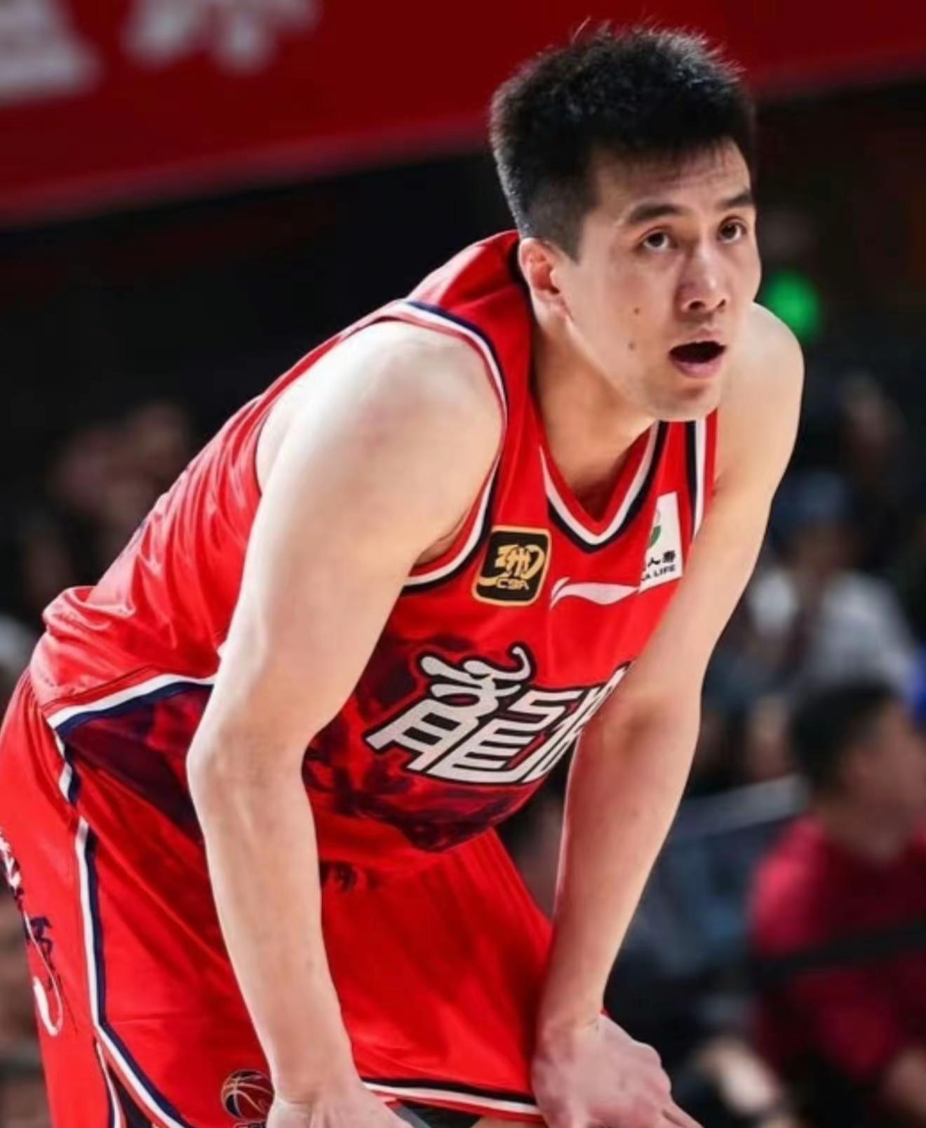 明晚辽篮的附加赛解说席精彩了，球迷朋友们你们想看到谁的解说。