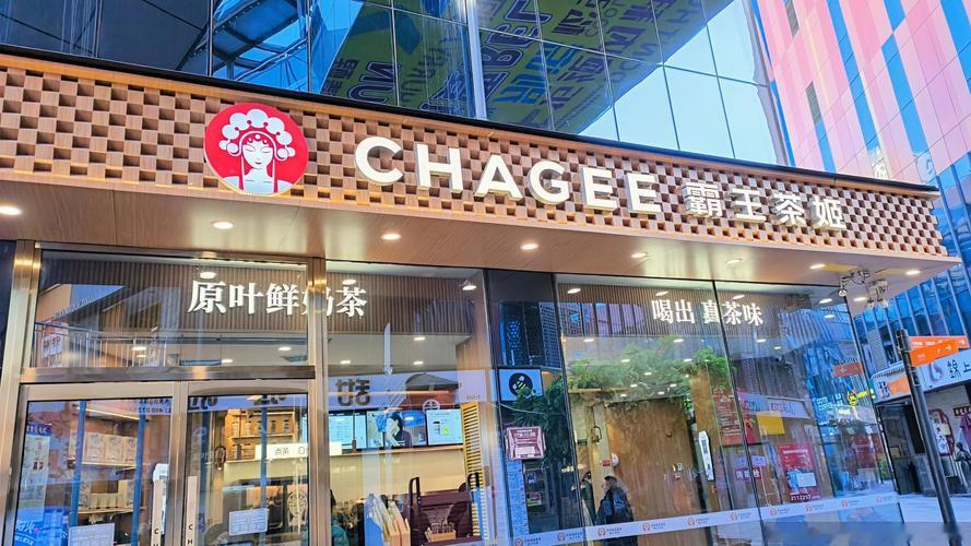 郑钦文夺冠第1天，霸王茶姬崩了：骑手白等1小时，店员加班到23点

昨天，刷屏的不只是郑钦文夺冠，还有霸王茶姬的“买一送一”。但热闹是小程序的，崩溃是柜台前的。

上海有门店取餐口挤满黄蓝骑手，店员做茶、封口、贴标签、装袋，忙到没空喘气；地上全是贴废的标签纸。有骑手说：等了很久，想取消也取消不了，奶