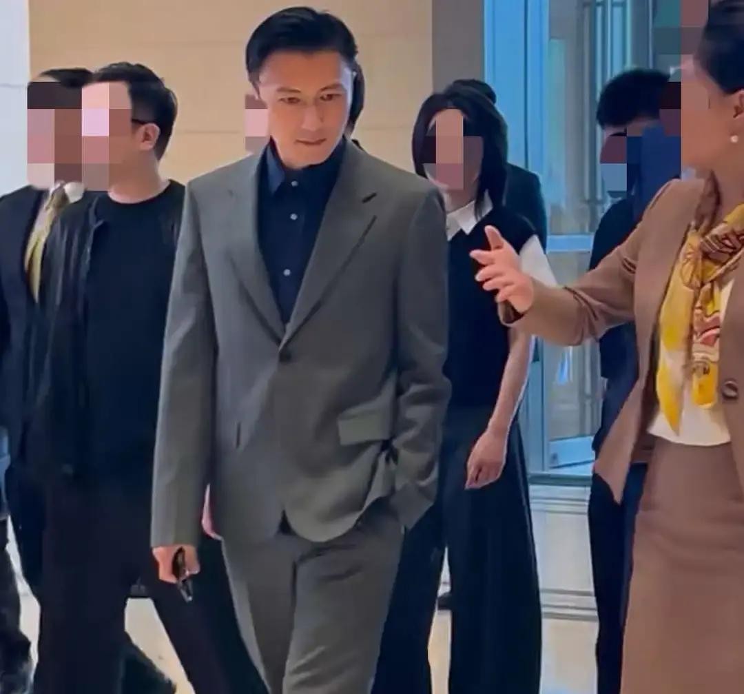谢霆锋在北京正大谈合作，西装革履，走路内八。

网友截图传疯了。说原来男神也有这毛病，腿往里头拐，跟普通人一模一样。

二十八年的酷帅人设，一个走路姿势就给破了。

当年公司让他练标准体态，他真练了。镜头前站得笔挺，走路带风，那几年确实没人挑他走路的问题。

私下采访他提过，不工作的时候根本不会刻意