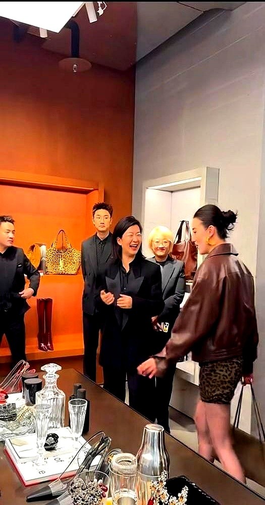 前脚刚凭穿搭冲上热搜，转头宋佳就在杨天真的播客里透了底：自己已经快九个月没戏拍了。

很多人以为她在凡尔赛，实际上业内现在有多惨？

杨天真直接点了行业死穴：目前的剧集开机率，只有去年的三成。签约后投资方直接跑路、剧组原地就地解散的事一抓一大把，甚至连顶流都在歇着等活。

宋佳倒是不焦虑，趁机歇着处