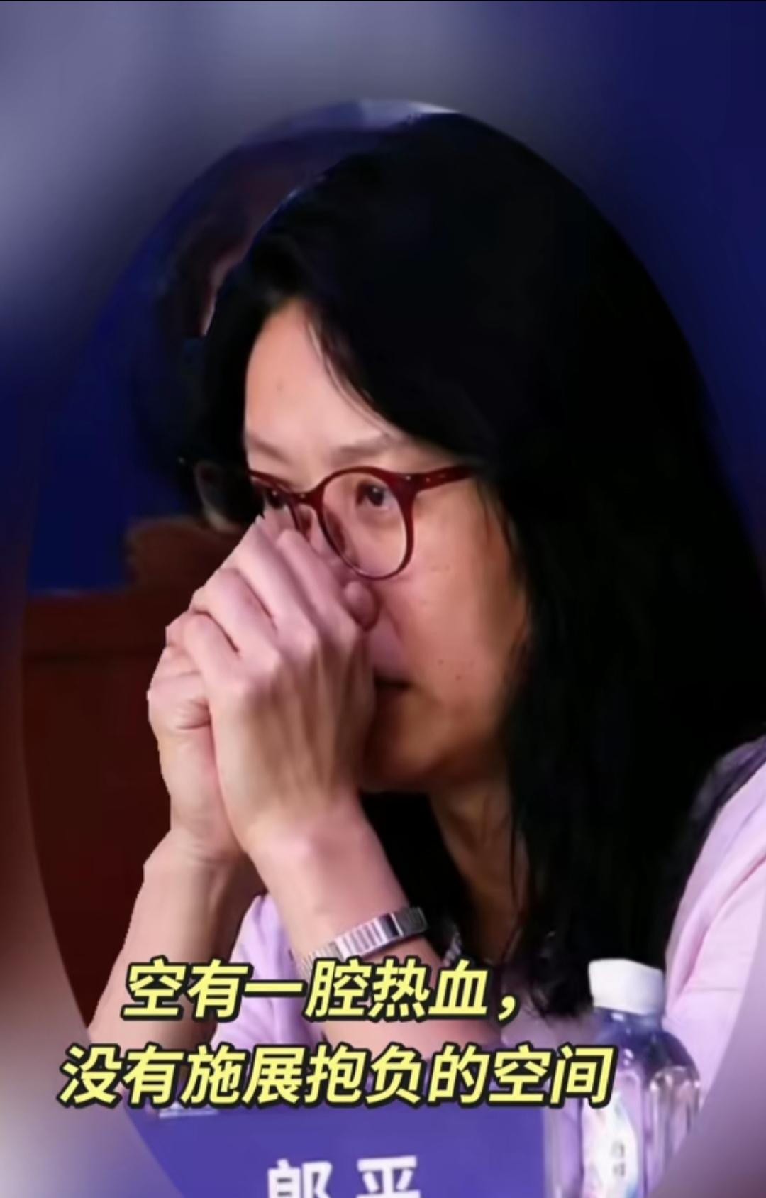要说始终关注着中国女排且不亚于球迷的人，我想这个人一定是中国女排前主教练郎平。但最先露出反差的，不是郎平，是朱婷。
一年之间，四个字
2024年12月，杭州世俱杯打完，朱婷对着镜头说，身披中国球衣是她最终的梦想。当时她刚随科内利亚诺拿下世俱杯冠军，状态摆在那里。2025年11月19日，全运会五六名决