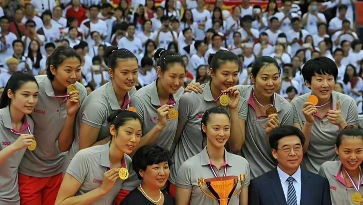 说实话，望着这张2015年中国女排的亚锦赛冠军合影，心里不是滋味。整整十一年了。

照片里的人，现在数下来，真就一个都不剩了。朱婷，走了；惠若琪，退了；丁霞，远了；颜妮，销声匿迹；张常宁，淡出；林莉，也是过去式。当年在领奖台上笑得灿烂的那批姑娘，一个个消失在国家队名单里。
这批名字，你还记得几个？