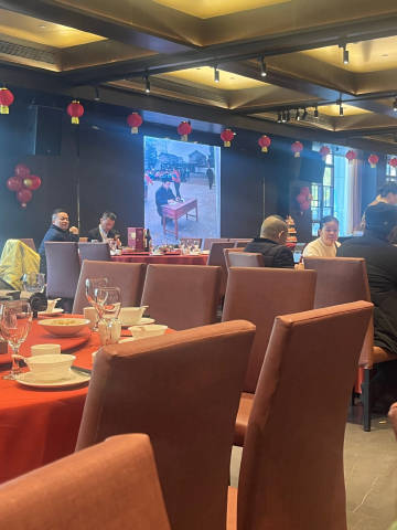 好好笑…我妈妈说今天爸爸不在家，我们吃席去，可去可不去的人情，是旁边的...