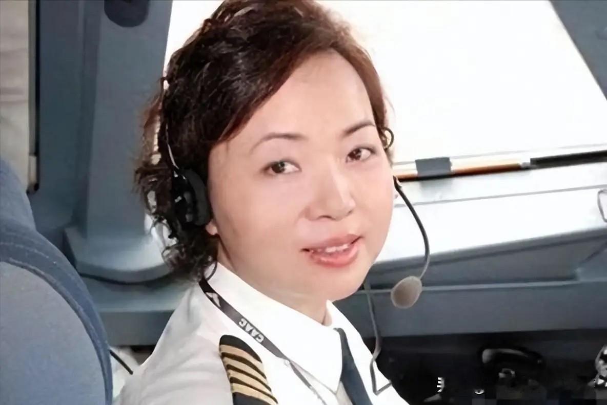 王牌女飞行员刘宇环：退役后遭多家航空公司疯抢，身价一路飙升，最终成为国内最贵民航女机长，这位从军营走出的女飞行员究竟凭什么？

刘宇环出身飞行世家，父母深耕航空领域，耳濡目染下，她从小就与蓝天结缘，骨子里刻着对飞行的热爱与敬。

这个“飞行世家”到底有多硬核？ 父亲刘长祥是空军王牌飞行员，新中国首航